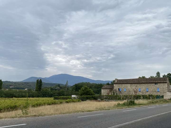 Le Ventoux au loin