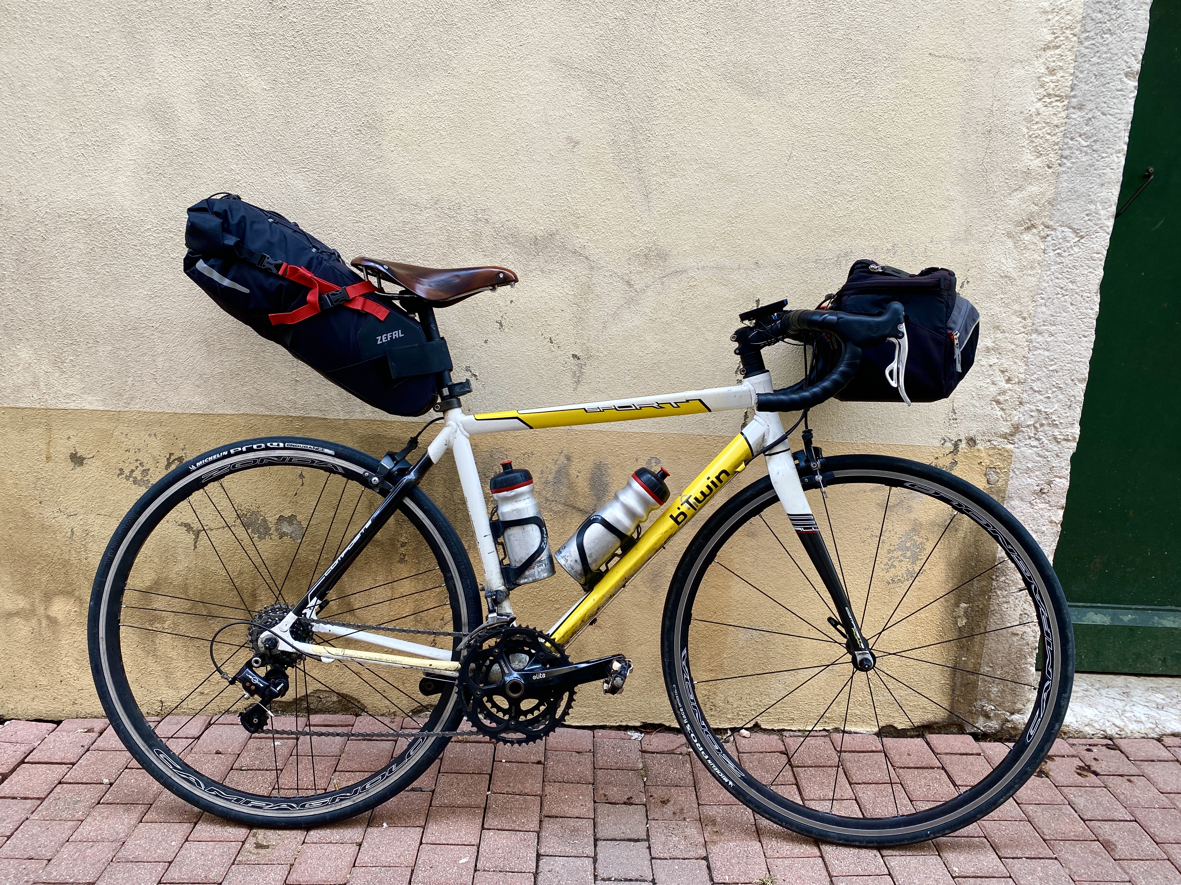 Mon vélo chargé de ses sacoches