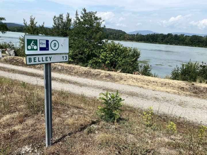 Sur la via Rhôna, un panneau et le Rhône