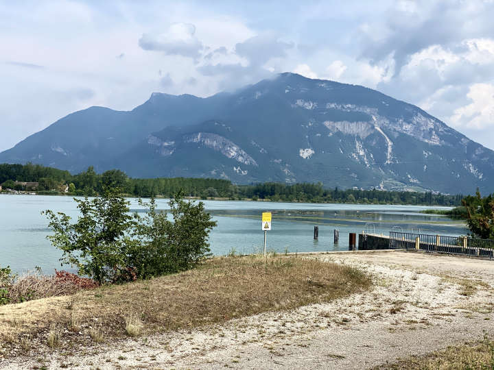 Sur la via Rhôna, vue sur le Grand Colombier et le Rhône