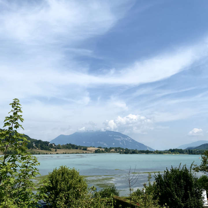 Sur la via Rhôna, vue sur le Grand Colombier et le Rhône