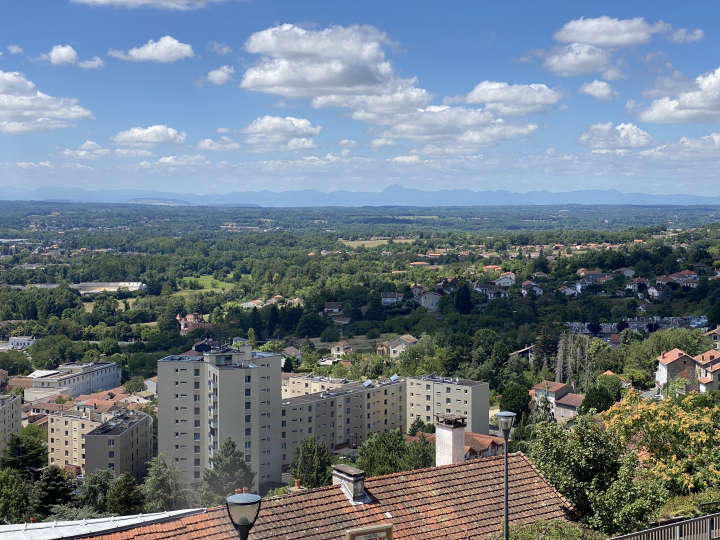 Vue depuis Thiers sur la chaîne des Puys