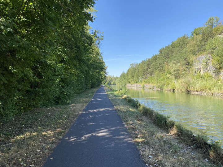 Canal latéral à la Marne