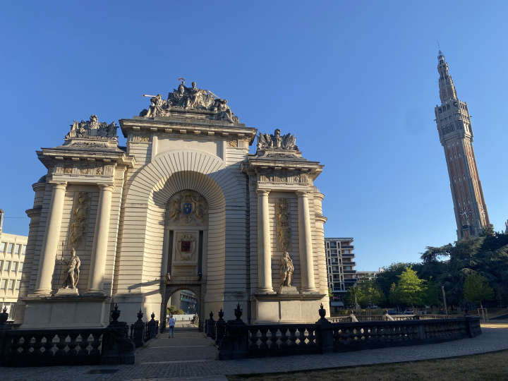 Lille - Porte de Paris et beffroi de l'hôtel de ville