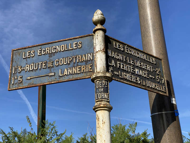 Un ancien panneau indicateur dans l'Orne