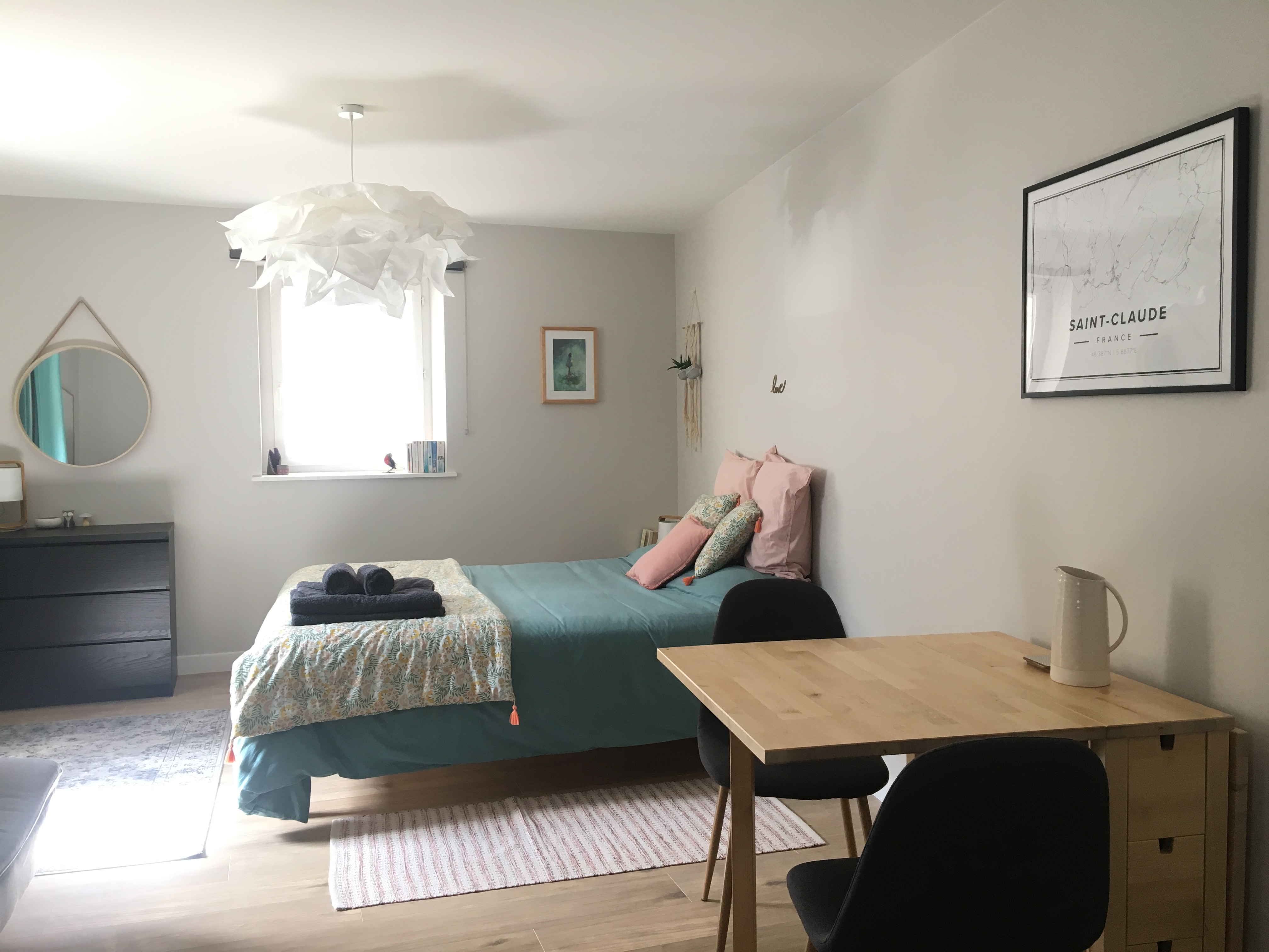 Le lit queen size du studio