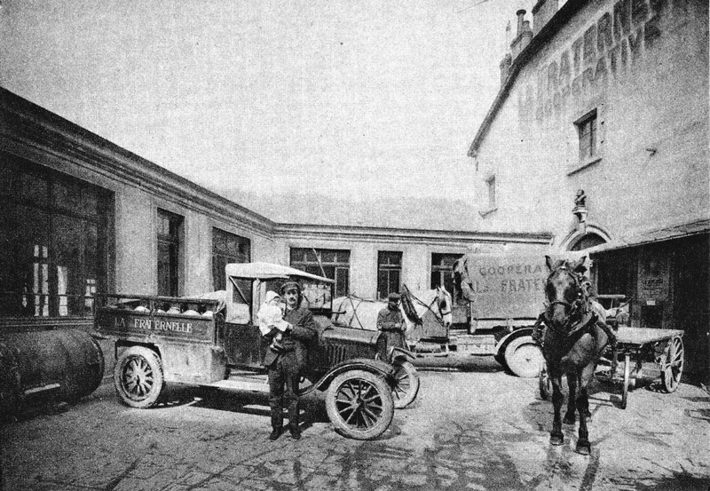 La cour de la maison du peuple à Saint-Claude (Jura) - photo ancienne