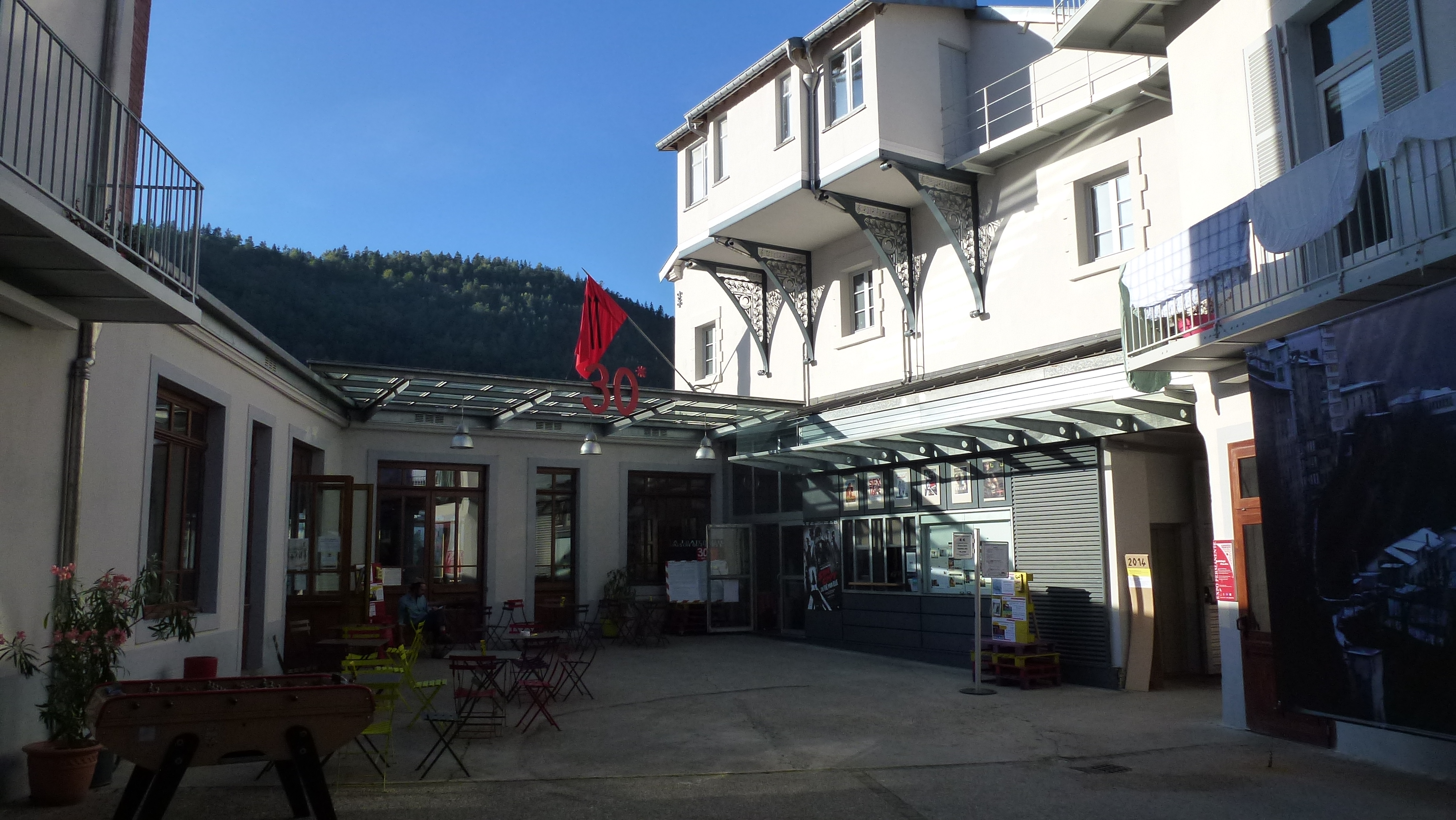 La cour de la maison du peuple à Saint-Claude (Jura)