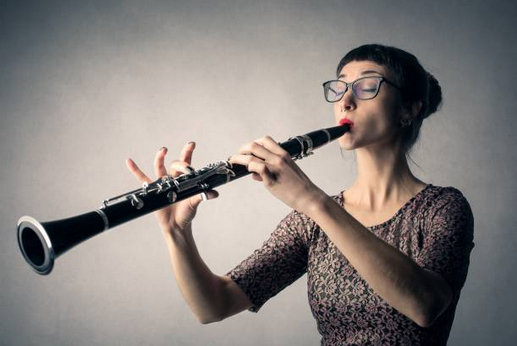 Une clarinettiste jouant sans anche avec le bec à l'envers