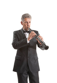 Un clarinettiste jouant avec les mains inversées