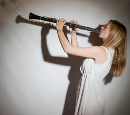 Une clarinettiste avec les mains inversées et une embouchure peu académique