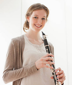 Encore une clarinettiste avec les mains échangées