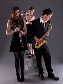 Une clarinettiste avec les mains inversées