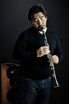 Tout est dans le regard de ce clarinettiste dont les mains sont échangées