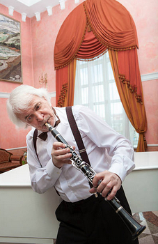 Une position des plus fantaisistes pour ce clarinettiste